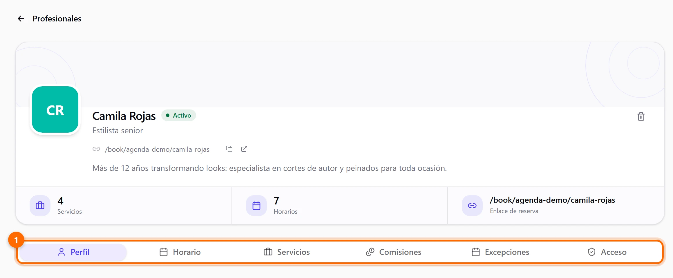 Ficha de Camila Rojas con las pestañas Perfil, Horario, Servicios, Comisiones, Excepciones y Acceso