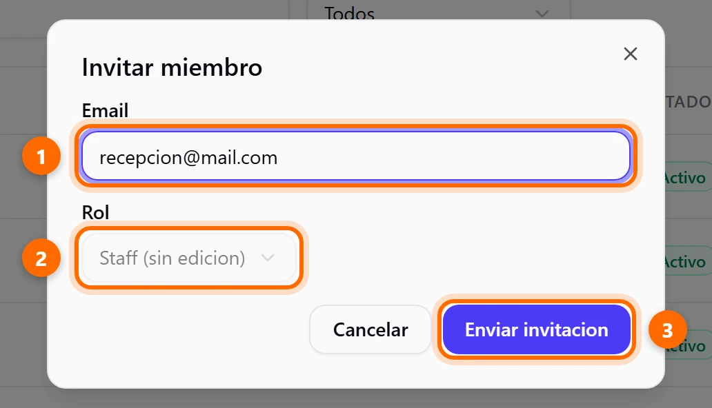 Ventana Invitar miembro con el campo Email, el selector Rol bloqueado en Staff sin edición y el botón Enviar invitacion