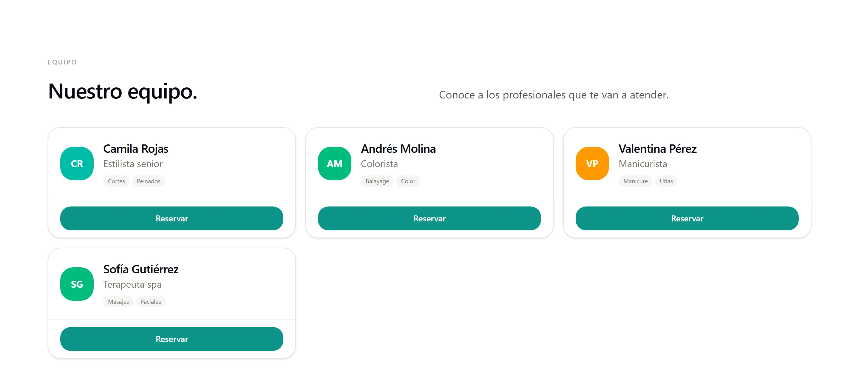 Sección de equipo con cuatro profesionales y su botón Reservar
