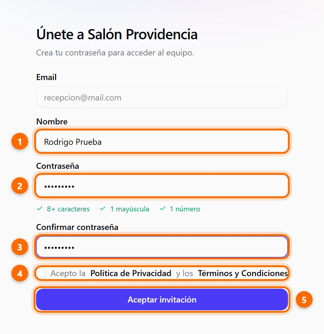 Pantalla Únete a Salón Providencia con nombre, contraseña, confirmación, términos y el botón Aceptar invitación